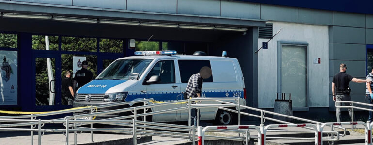 Awanturował się w banku. Zaatakował policjantów – FOTO