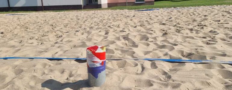 Wandale unieruchomili boisko do siatkówki plażowej – FOTO