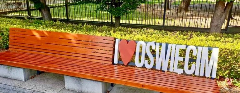 Plac Pokoju z odnowioną ławeczką „I Love Oświęcim”