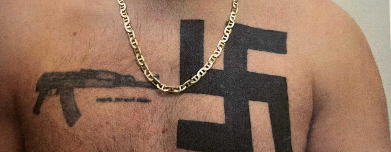 Antysemicki hołd w Auschwitz. Niemiec z wyrokiem więzienia za propagowanie nazizmu – FOTO