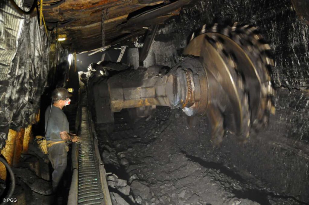 Kombajn górniczy w kopalni