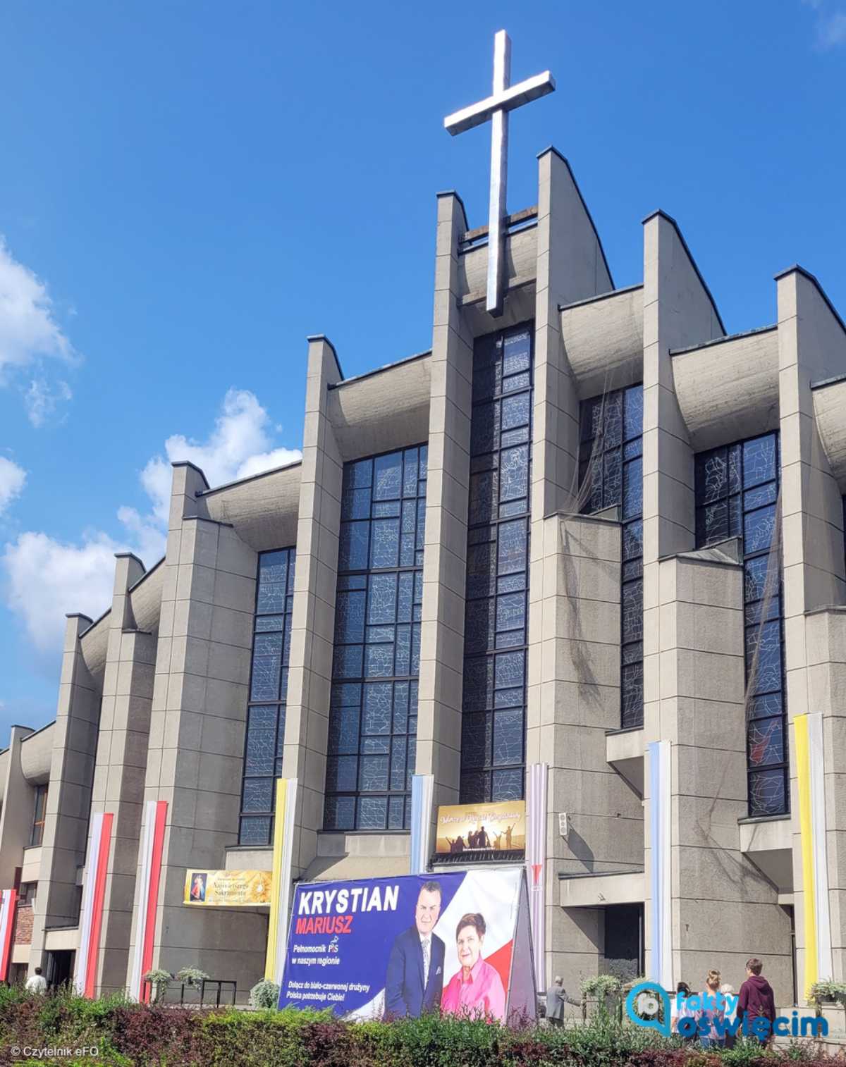 Baner wyborczy PiS przed kościołem w Oświęcimiu
