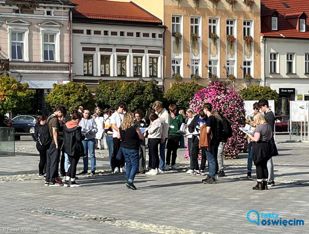 Turyści na rynku w Oświęcimiu