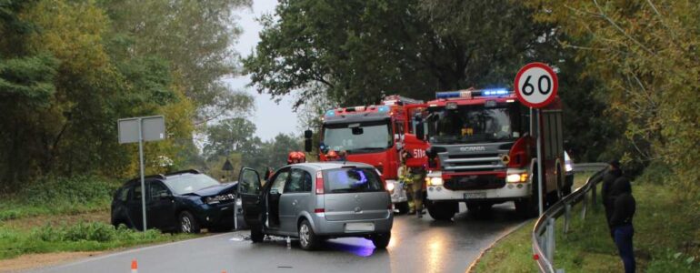 Zderzenie dwóch samochodów. Trzy osoby ranne – FOTO
