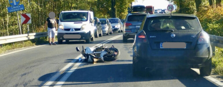 Wypadek z motocyklistą. Utrudnienia na drodze krajowej nr 44 – FOTO