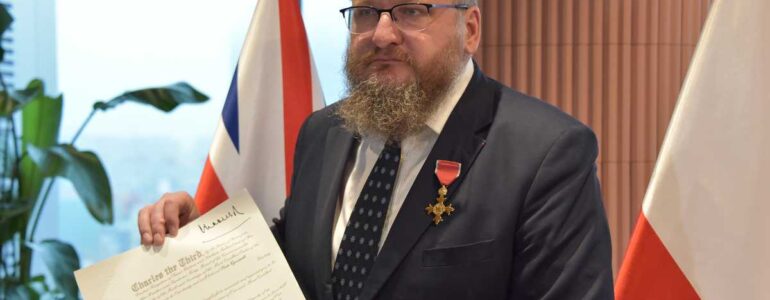 Piotr Cywiński z Krzyżem Oficerskim Orderu Imperium Brytyjskiego