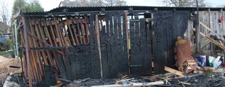 Pożar wybuchł tuż przy stolarni. Strażacy uratowali zakład – FOTO