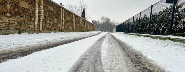 Zima zaskoczyła drogowców? Czytelniczka mówi o „szklance” na drodze – FOTO
