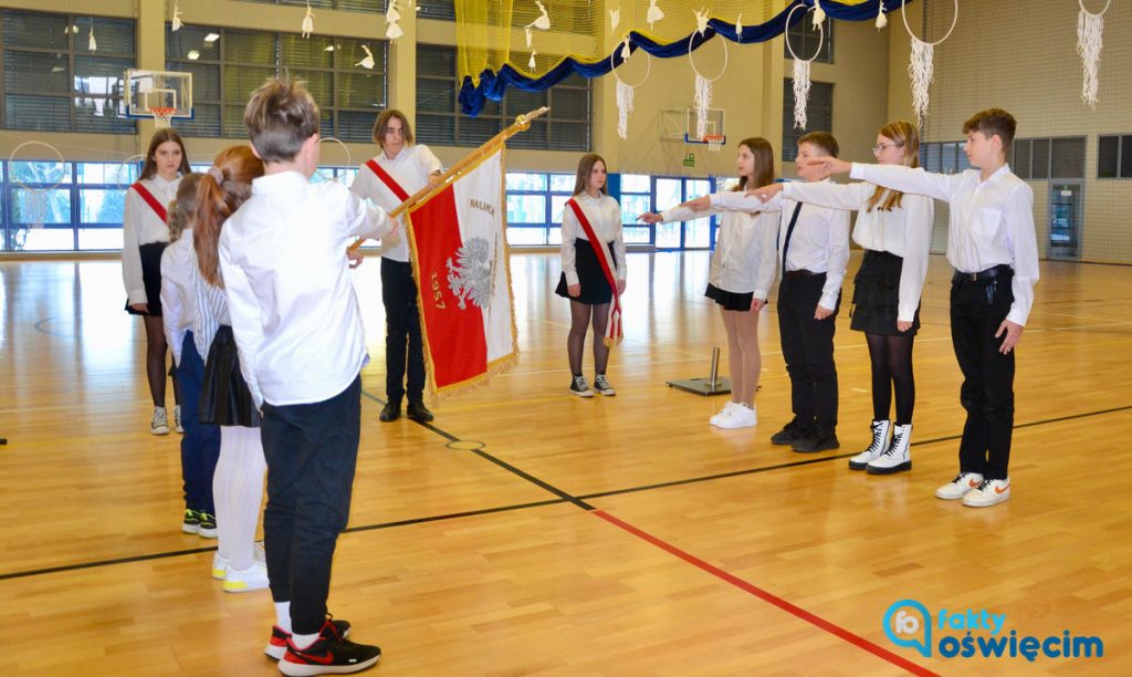 Szkoła Podstawowa Sportowa z Oddziałami Mistrzostwa Sportowego im. Marii Skłodowskiej-Curie nr 8 w Oświęcimiu przyjęła w czwartek nowy sztandar.