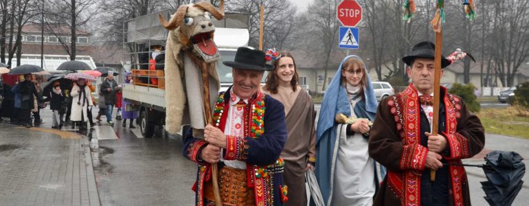 Tradycja i kolędowanie na ulicach Oświęcimia – FILMY, FOTO
