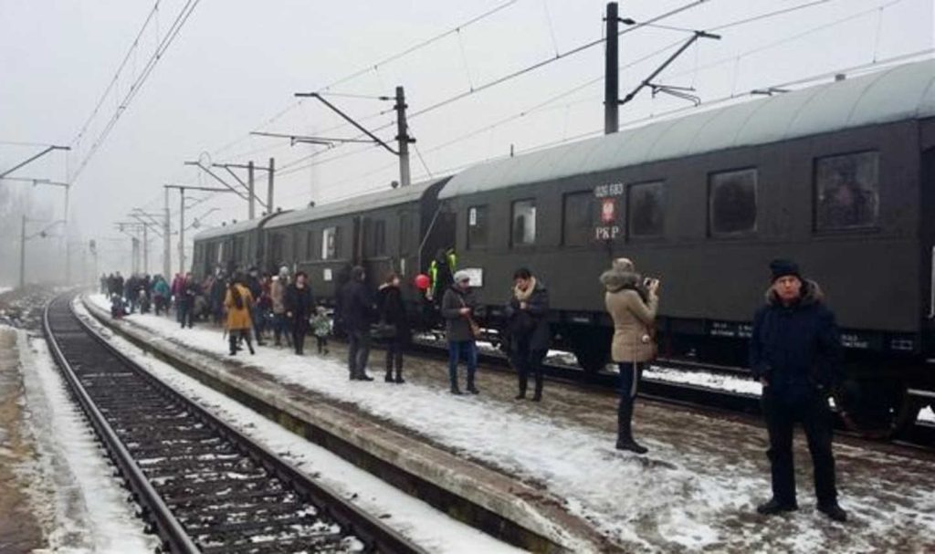 Pociąg retro, kawałek żywej historii szyn, ponownie odwiedzi nasz powiat, oferując unikalną okazję do podróży w przeszłość. 