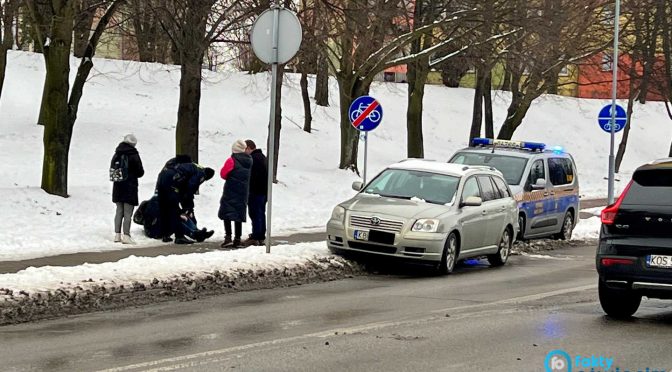 Mężczyzna leżał przy chodniku w centrum Oświęcimia. Na leżącego zwróciły uwagę osoby przejeżdżające samochodami.