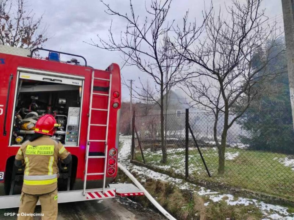 Siedem zastępów straży pożarnej walczy z pożarem domu w Kętach. Dwie osoby są poszkodowane.