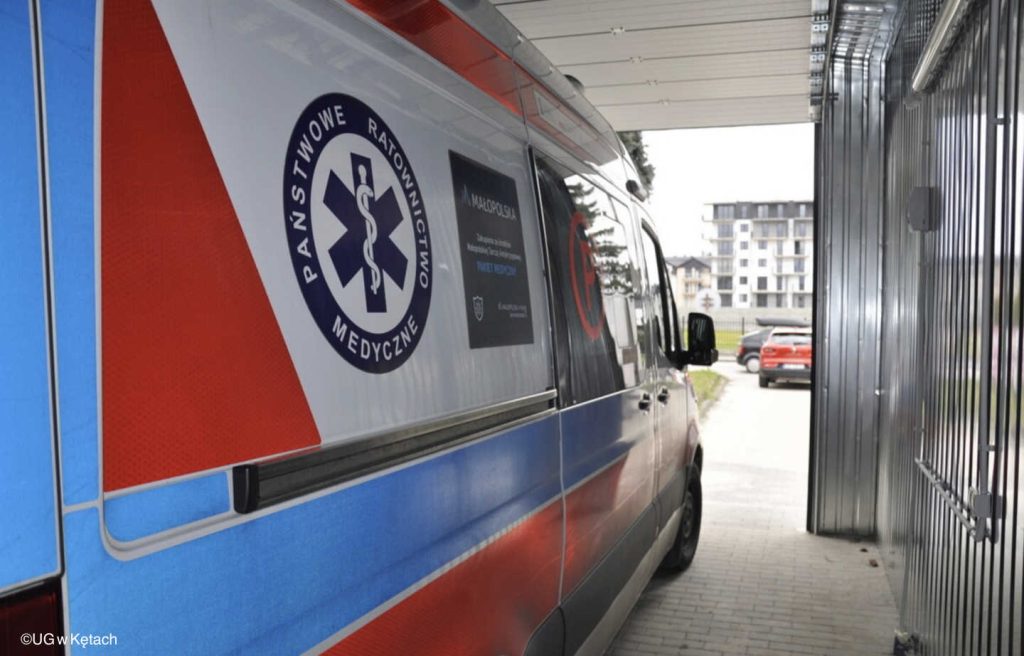 Ambulans już nie będzie stał „pod chmurką”