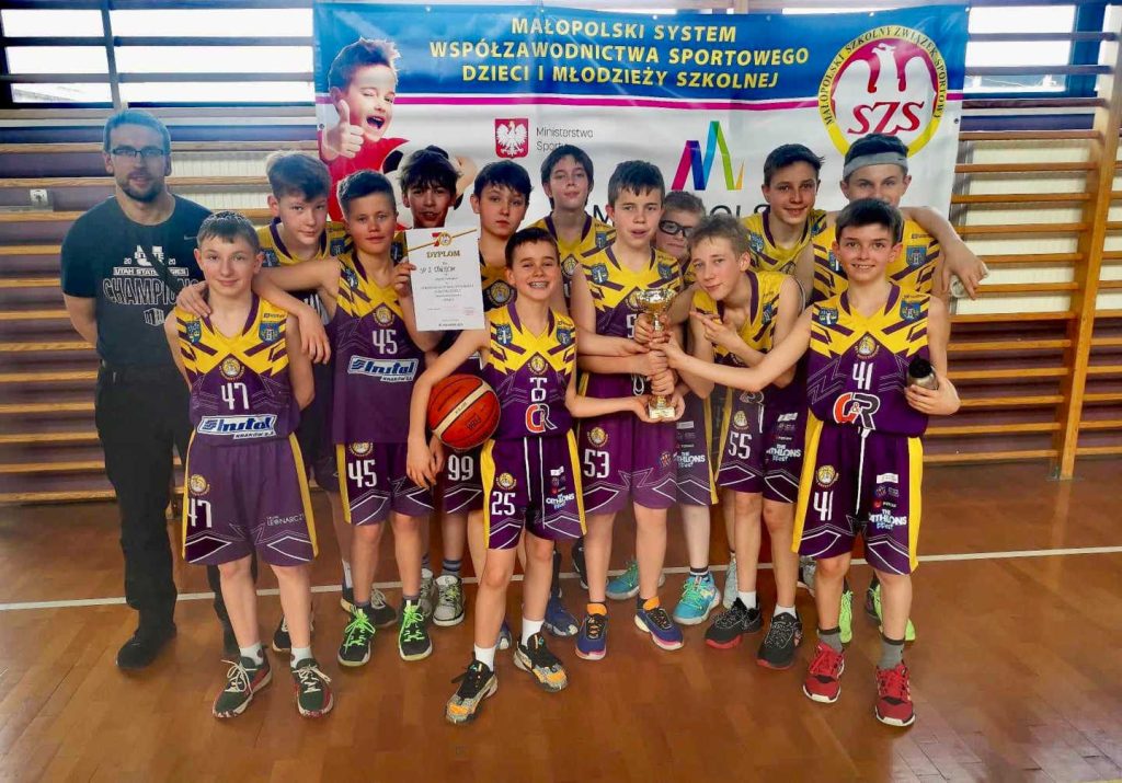 Koszykarze ze Szkoły Podstawowej nr 2 w Oświęcimiu awansowali do wojewódzkiego etapu Igrzysk Dzieci.