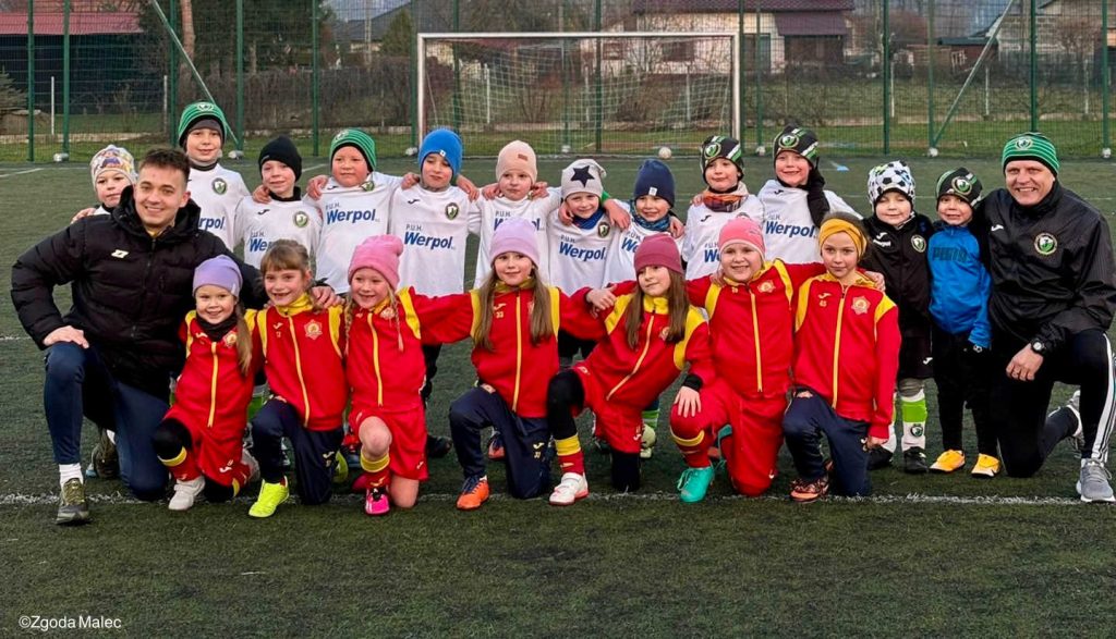 Malecka Zgoda może się pochwalić jedyną w powiecie piłkarską grupą skrzatek (5-7 lat). Dziewczynki uganiają się za futbolówką, aż miło.