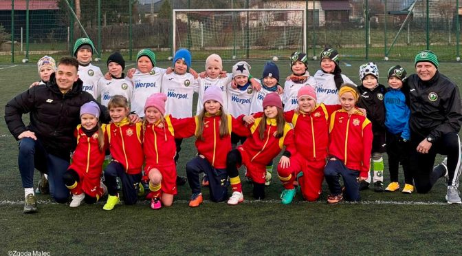 Malecka Zgoda może się pochwalić jedyną w powiecie piłkarską grupą skrzatek (5-7 lat). Dziewczynki uganiają się za futbolówką, aż miło.