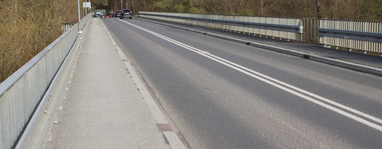 Samochód osobowy potrącił rowerzystę na moście w Kętach