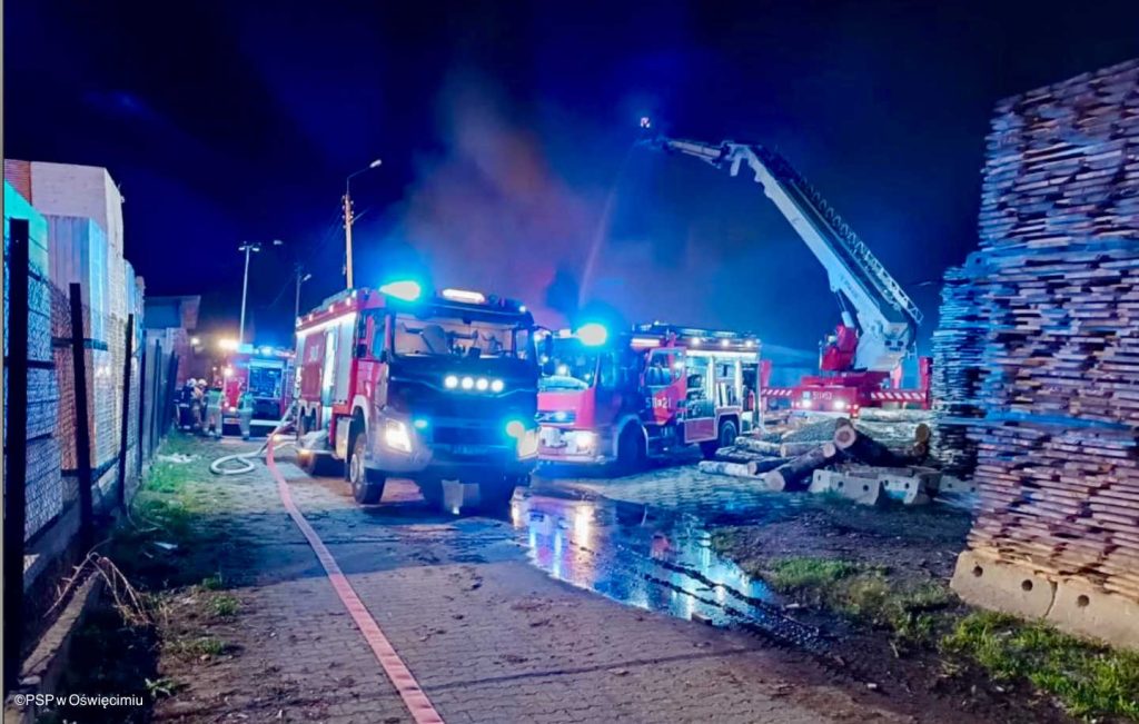 W nocy 6 kwietnia około godziny trzeciej w Kętach, przy ulicy Mickiewicza wybuchł pożar hali produkcyjnej.