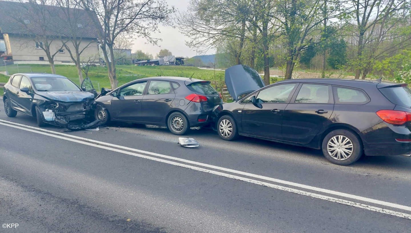 Dzisiaj 8 kwietnia nad ranem służby interweniowały w Bulowicach na ulicy Krakowskiej (DK 52). Doszło do zderzenia czterech samochodów osobowych. 