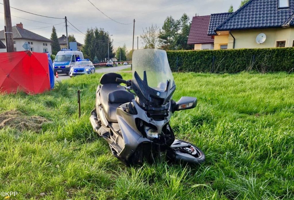 Dzisiaj około godziny 16.20 w Kętach na skrzyżowaniu ulic Staszica i Łokietka zginął motocyklista.