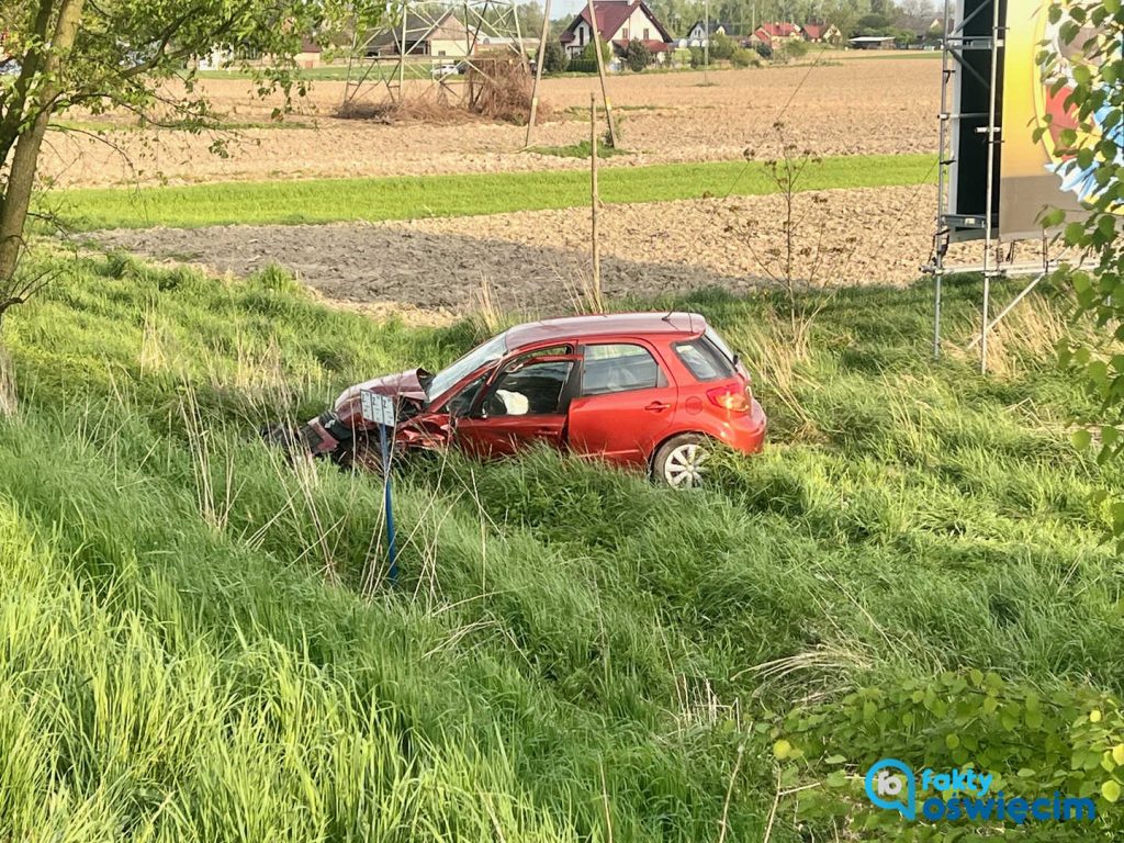 Kierowca suzuki zderzył się w piątek późnym popołudniem z dwoma samochodami ciężarowymi na ulicy Fabrycznej w Oświęcimiu. Prawdopodobnie zasłabł.