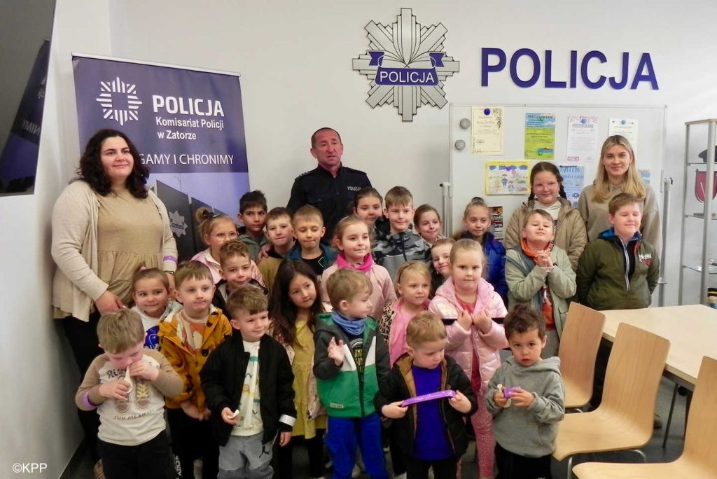 Policjanci z Komisariatu Policji w Zatorze gościli u siebie grupę  przedszkolaków oraz ich wychowawczynie z przedszkola w Palczowicach. 