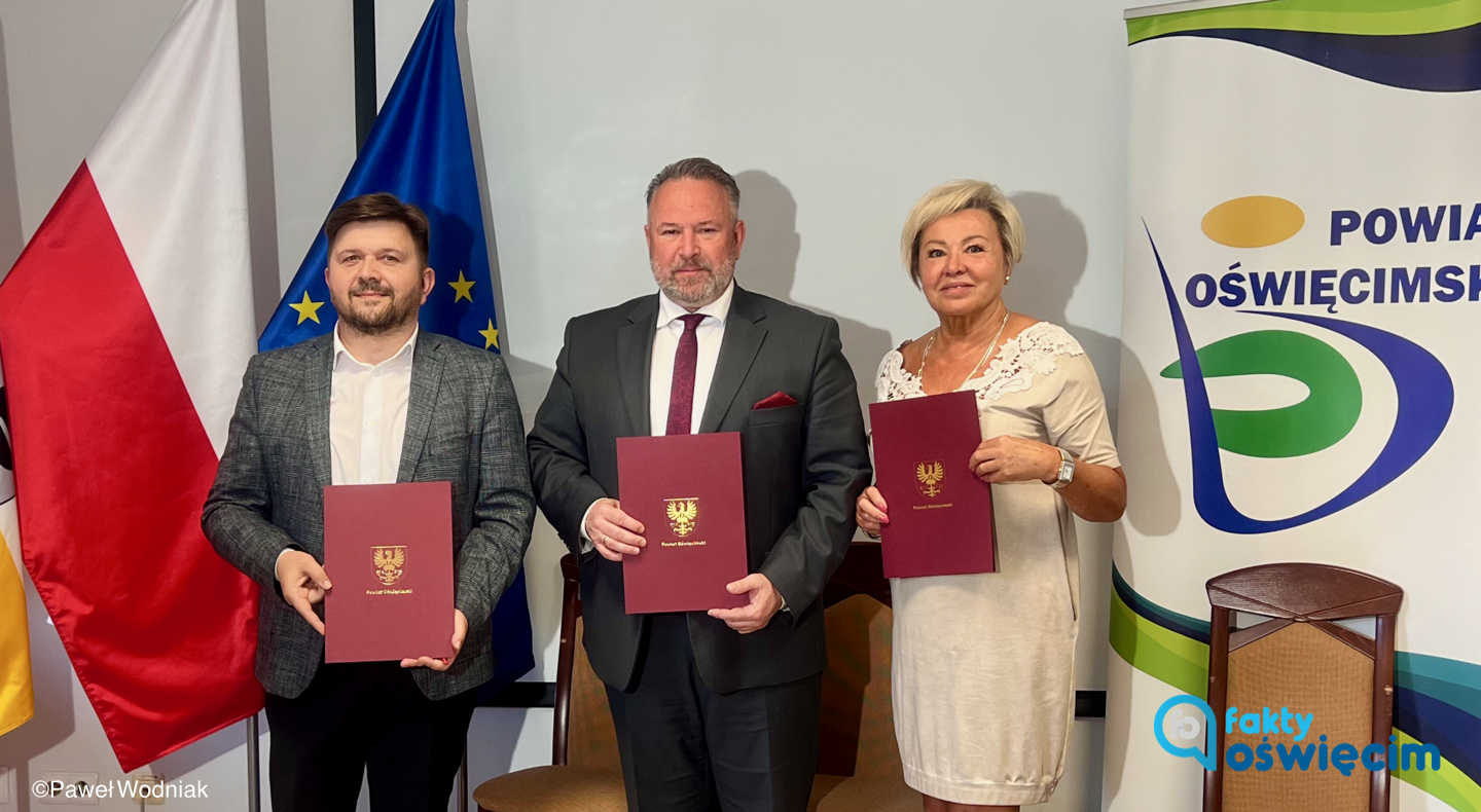 Nowe prezydium Rady Powiatu w Oświęcimiu: Artur Mendyk, Kazimierz Homa, przewodniczący, i Grażyna Kopeć. 