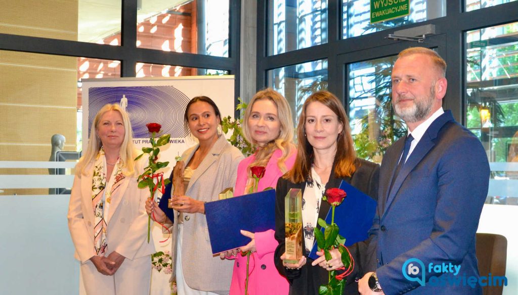 Maja Ostaszewska, Marzena Maj i Joanna Talewicz zostały wyróżnione Nagrodą Nieobojętności przez Oświęcimski Instytut Praw Człowieka za ich zaangażowanie w działania społeczne i walkę o prawa człowieka.
