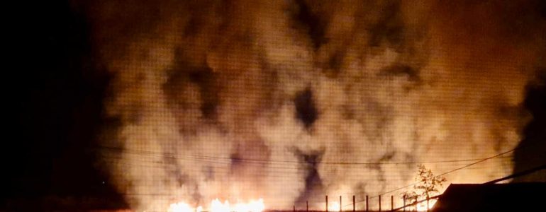 Nocny pożar trzcin na stawie hodowlanym – FOTO