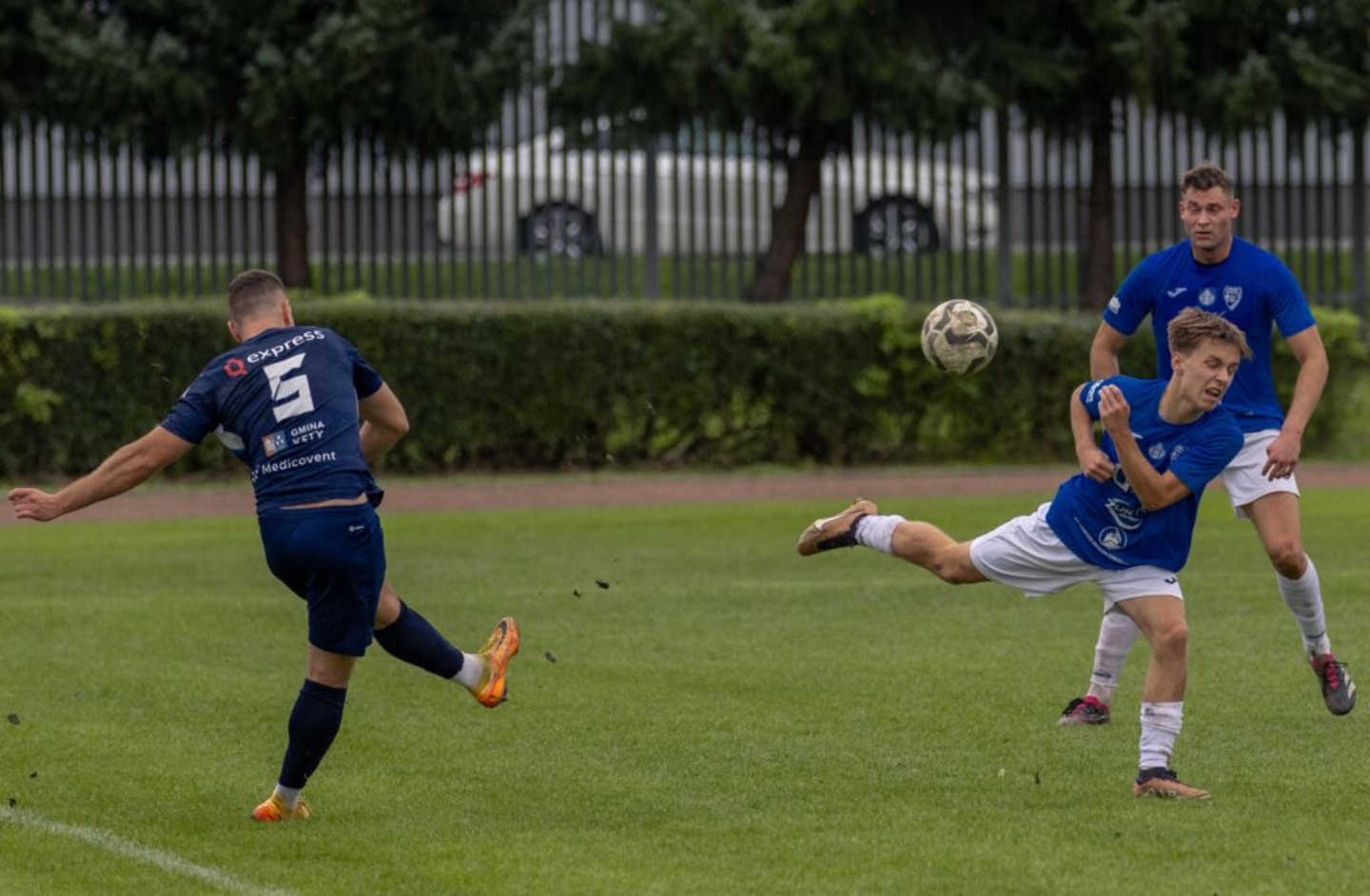 Oświęcimianie wygrali jesienią z Niwą Nowa Wieś na stadionie przy ulicy Legionów 5:3. Dziś niemal skopiowali ten wynik, zwyciężając w Nowej Wsi 2:5.