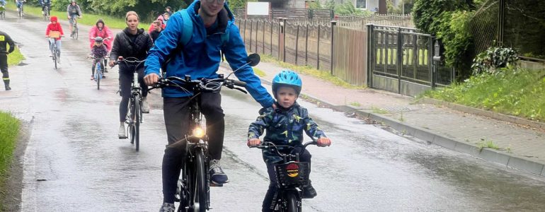 Mimo deszczu, rajd rowerowy przyciągnął setki uczestników – FOTO