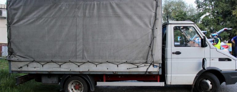 Kierowca dostawczego iveco potrącił 14-letnią pieszą – FOTO