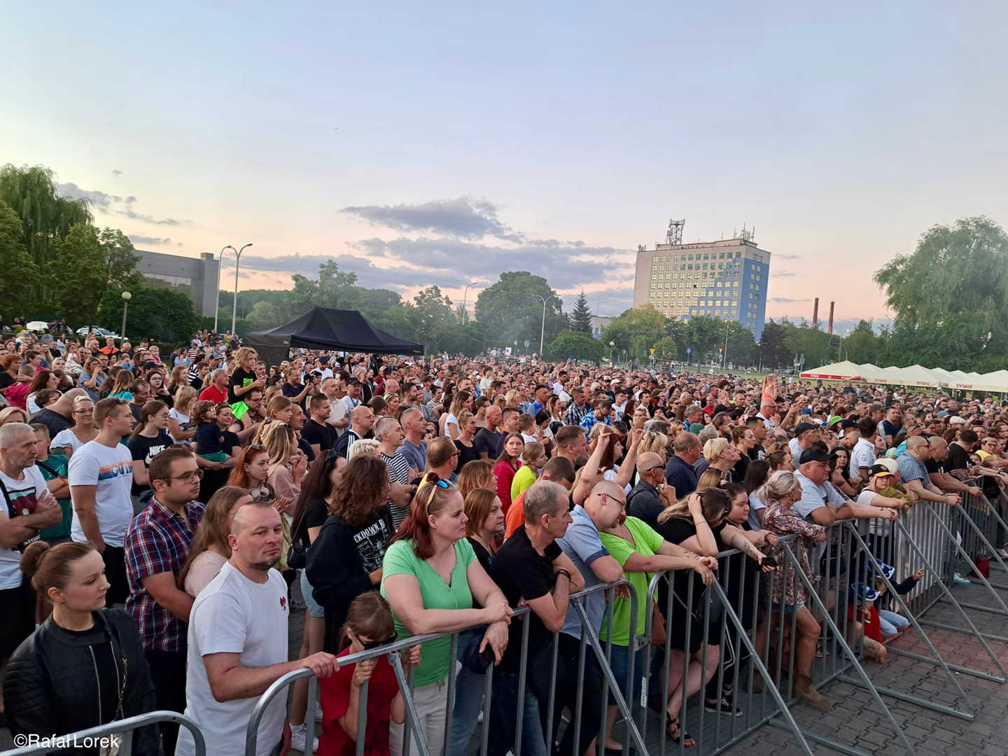 Tłumy bawiły się na koncertowym Powitaniu Lata w Oświęcimiu z okazji 25-lecia powiatu. Gwiazdą wieczoru była grupa T.Love.