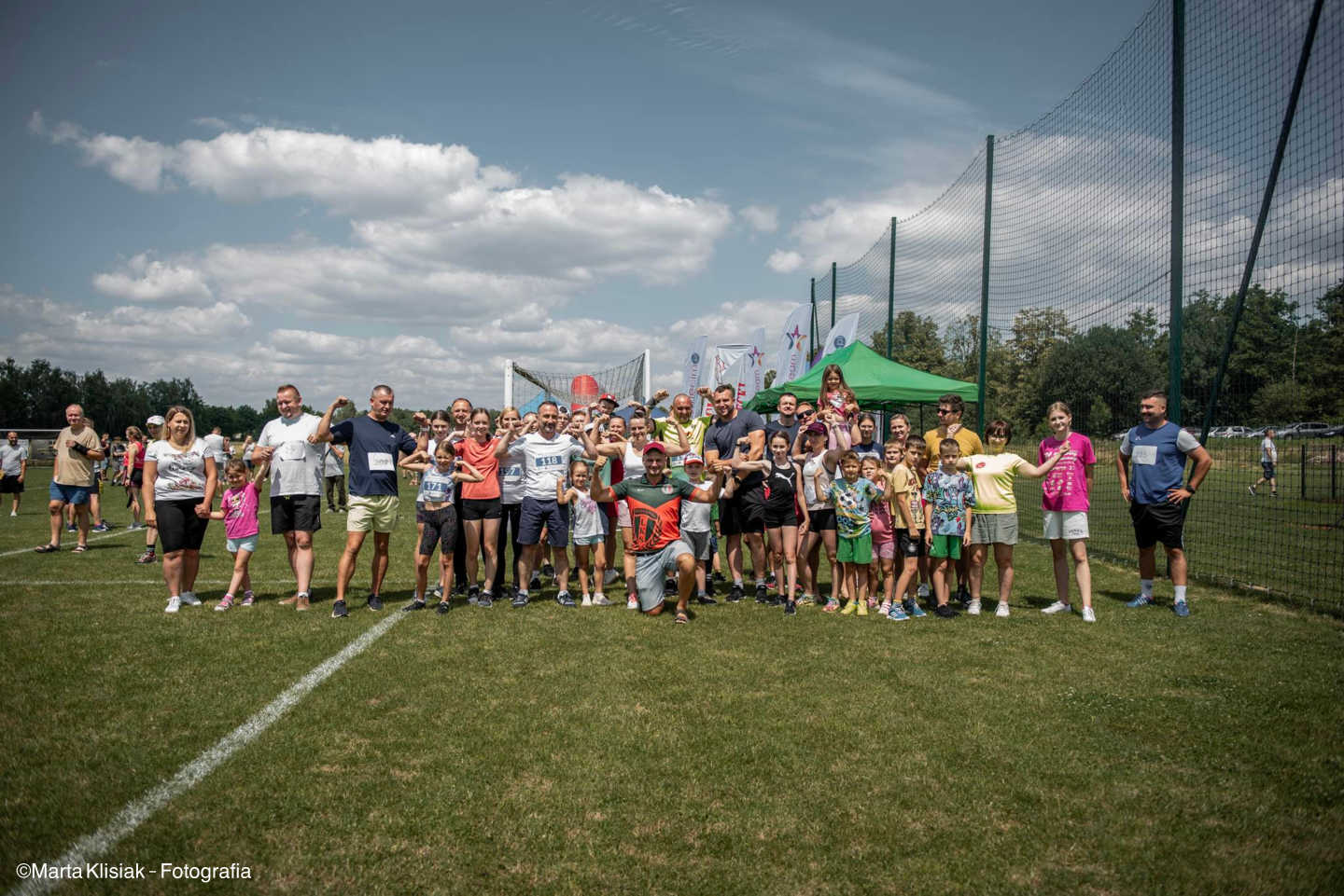 Miłośnicy biegania spotkali się na boisku sportowym LKS Poręba, by wspólnie wziąć udział w 3. edycji Biegaj z Gminą Oświęcim. 