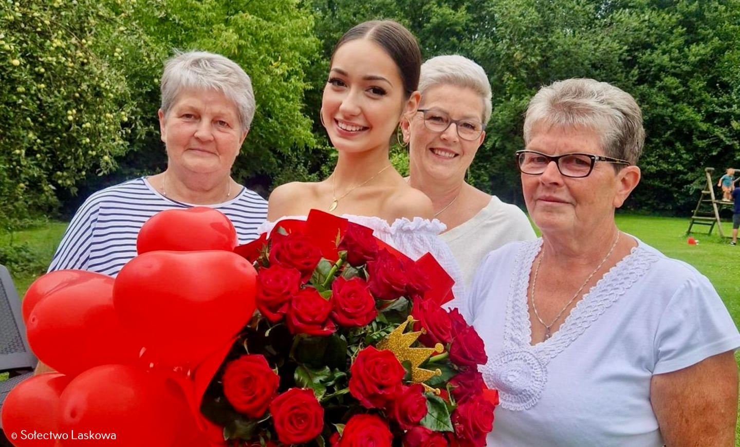 Zuzanna Balonek z Laskowej, trzecia wicemiss Polski, wzruszyła swoją miejscowość sukcesem. Przywitali ją radośnie.