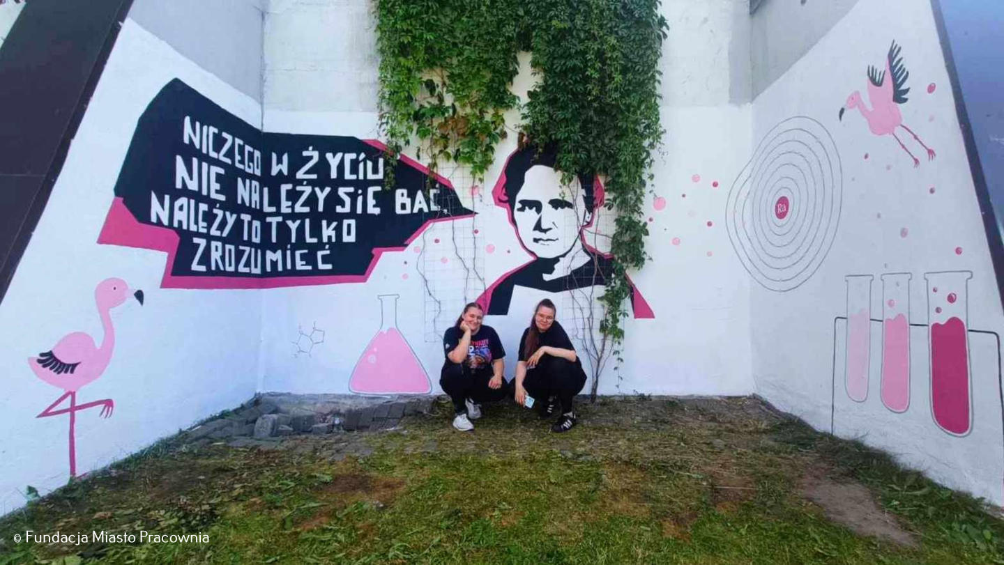 Fundacja Miasto Pracownia wykonała kolejny mural w Oświęcimiu, tym razem przedstawiający Marię Skłodowską-Curie. 