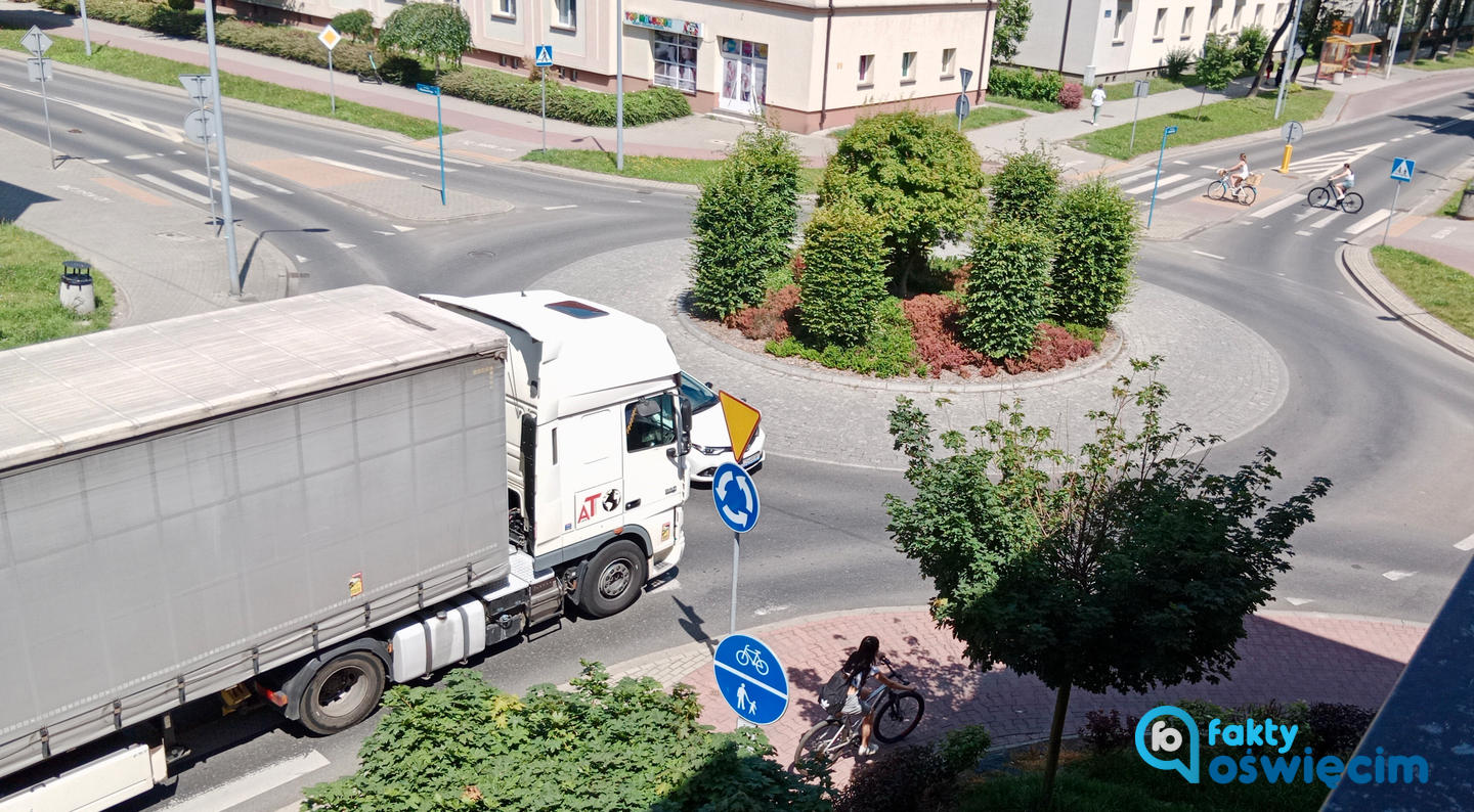 Mimo zakazów, ciężarówki wciąż wjeżdżają na osiedlowe ulice Oświęcimia, niszcząc miejskie drogi.