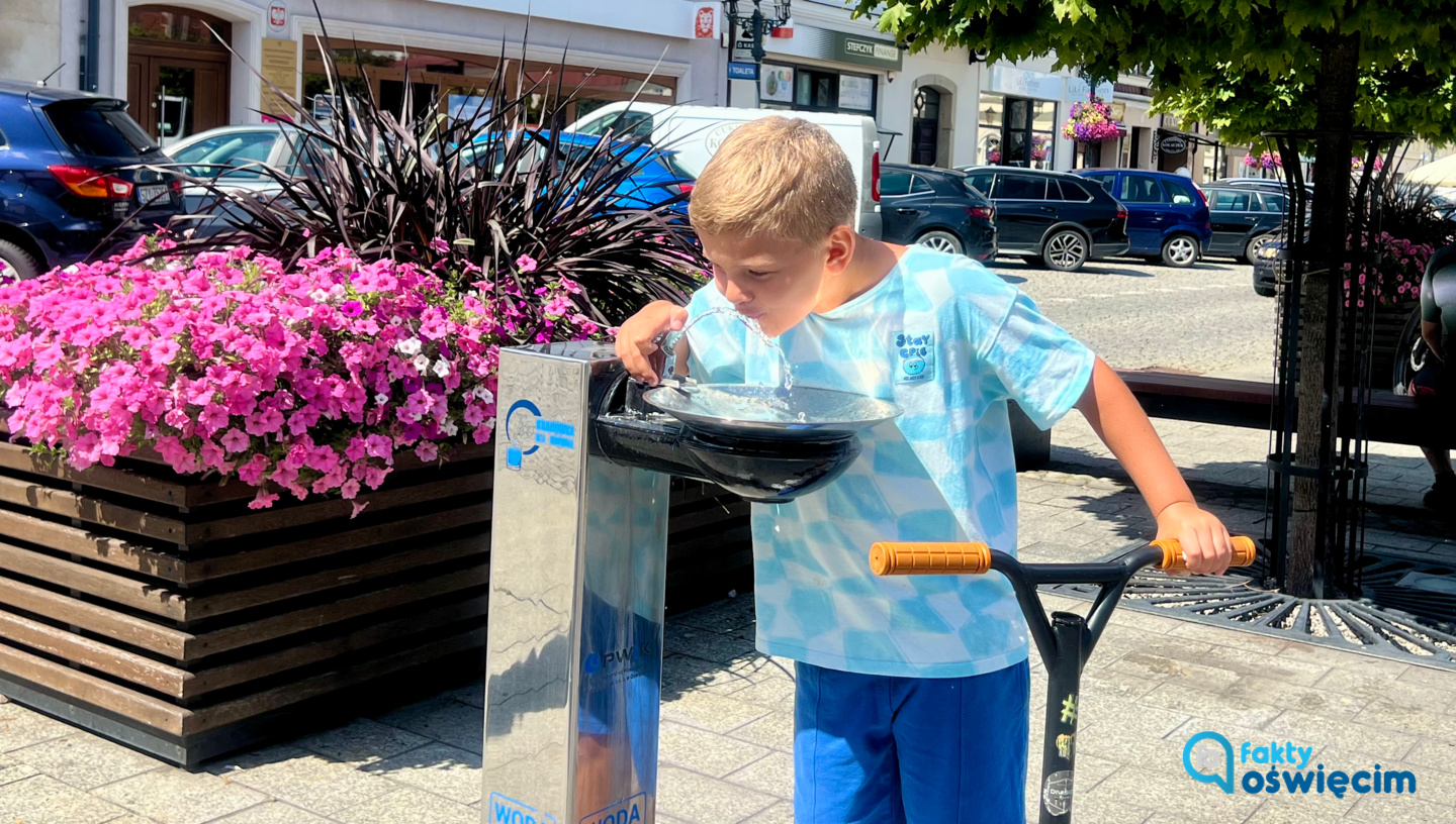 Zdroje miejskie, znane jako poidełka, zapewniają orzeźwienie w Oświęcimiu podczas ciepłych dni. Sprawdź, gdzie je znaleźć.