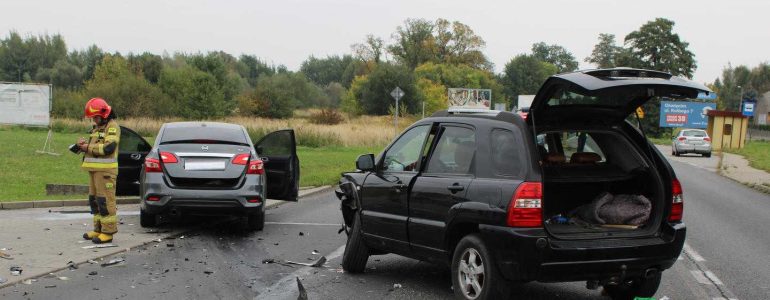 Zderzyli się na skrzyżowaniu. Dwie osoby w szpitalu – FOTO