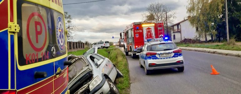 43-letni kierowca wjechał do rowu. Policja apeluje o ostrożność