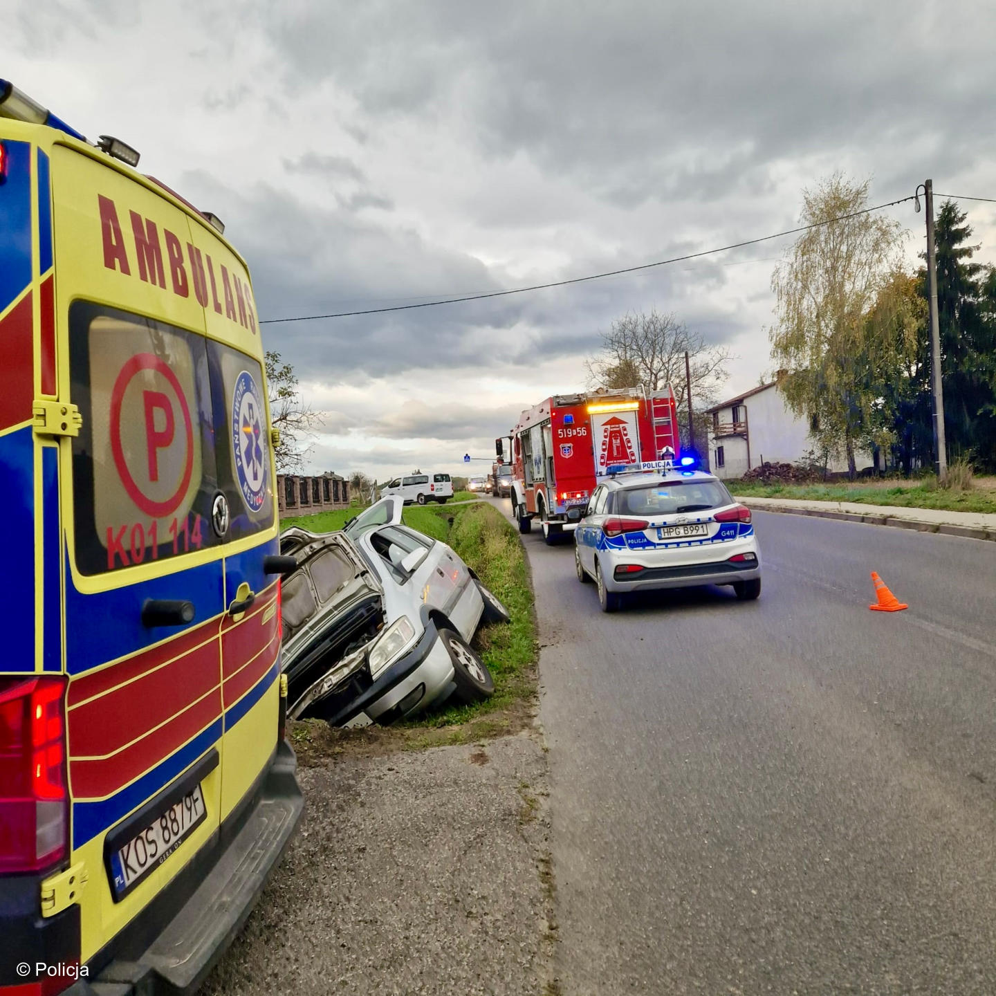 43-letni kierowca wjechał do rowu. Policja apeluje o ostrożność