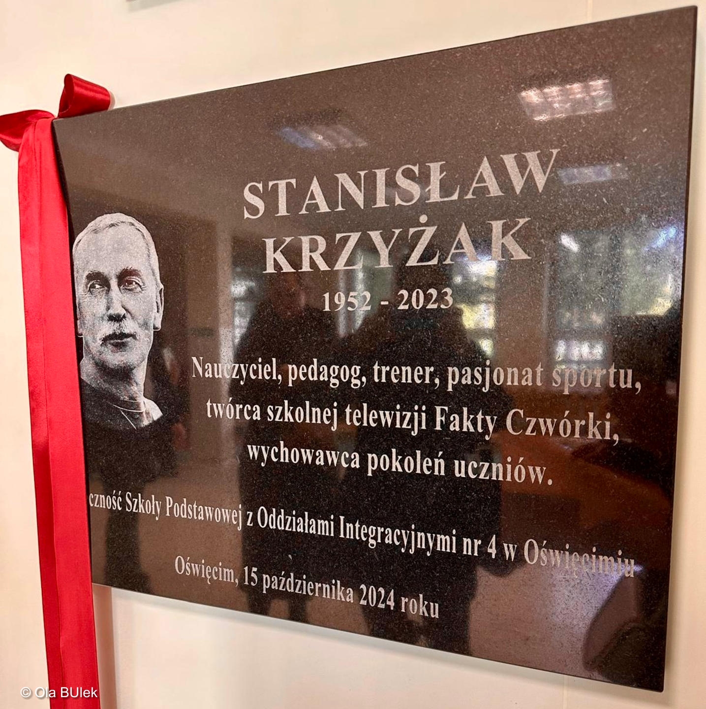 W rok po śmierci Stanisława Krzyżaka, nauczyciela i trenera, oświęcimska Czwórka odsłoniła tablicę pamiątkową ku jego czci.