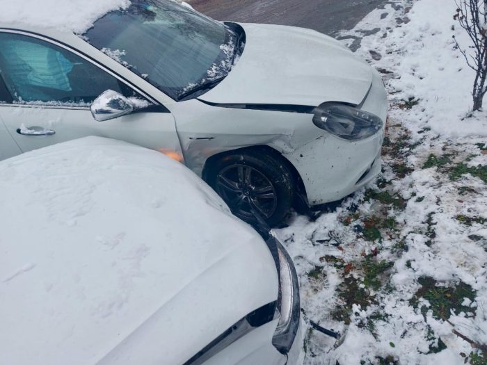 Brak zimowych opon znów przyczyną problemów na drodze.