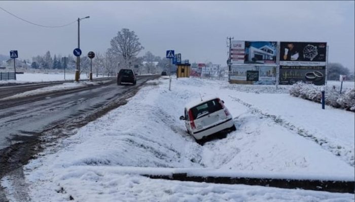 Dziś, 22 listopada, służby ratunkowe interweniowały w Babicach na ulicy Krakowskiej, gdzie w ciągu kilku minut doszło do dwóch zdarzeń drogowych. 