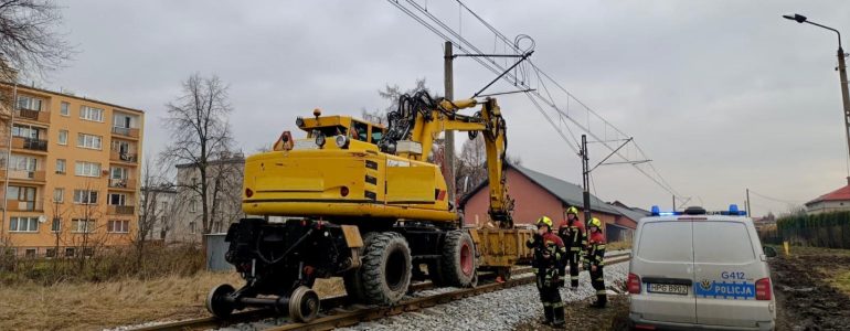 Koparka toczyła się po torowisku w Kętach