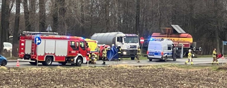 Ciężarówka potrąciła rowerzystkę. Krajówka zablokowana w obu kierunkach