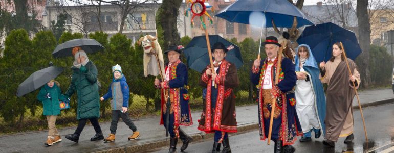 „Kłaniajcie się królowie”. Orszaki Trzech Króli przejdą ulicami powiatu