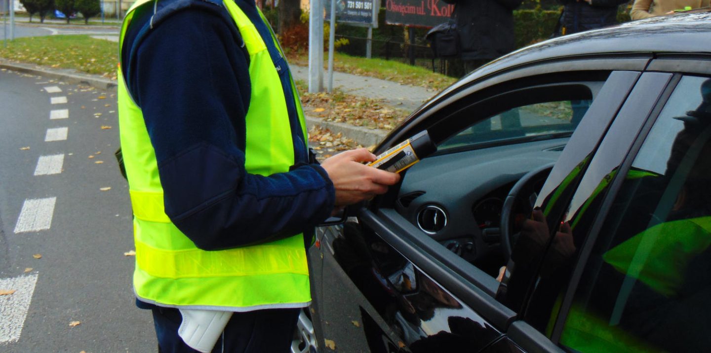 Policjanci zatrzymali 55-latka z Osieka, który prowadził auto z 1,6 promila alkoholu.