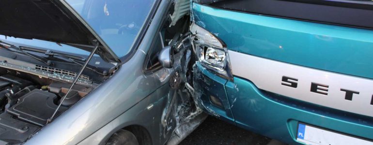 Wypadek autokaru turystycznego z blisko 50 osobami – FOTO